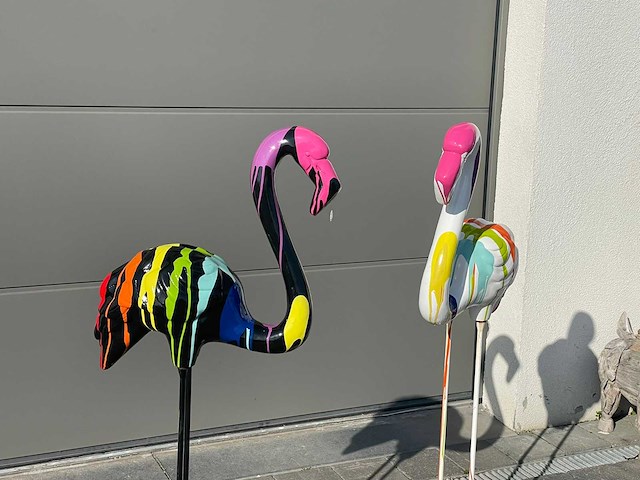 Flamingo zwart trash met betonnen voet h116cm x l52cm - afbeelding 2 van  3