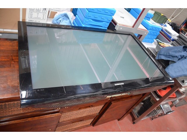 Flatscreen plasma tv samsung met afstandsbediening, houten kast laag model met 5 laden en 2 deuren afm. 150x45x90cm (18,21) - afbeelding 2 van  6