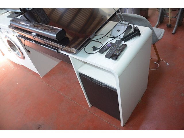 Flatscreen tv lg 50nano2t6b met afstandsbediening en muurbeugel, fineer bureel met 1 lade en 1 deur, soundbar medion, bureau stoel - afbeelding 5 van  14