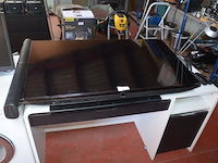 Flatscreen tv lg 50nano2t6b met afstandsbediening en muurbeugel, fineer bureel met 1 lade en 1 deur, soundbar medion, bureau stoel