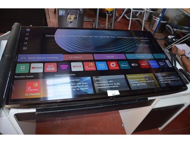 Flatscreen tv lg 50nano2t6b met afstandsbediening en muurbeugel, fineer bureel met 1 lade en 1 deur, soundbar medion, bureau stoel - afbeelding 9 van  14