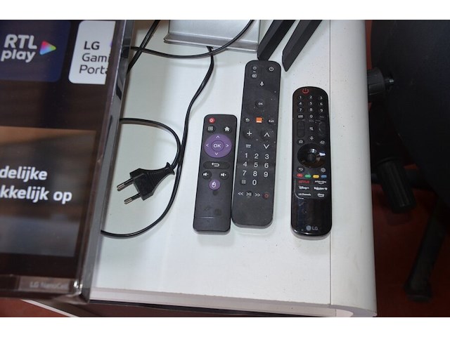 Flatscreen tv lg 50nano2t6b met afstandsbediening en muurbeugel, fineer bureel met 1 lade en 1 deur, soundbar medion, bureau stoel - afbeelding 12 van  14