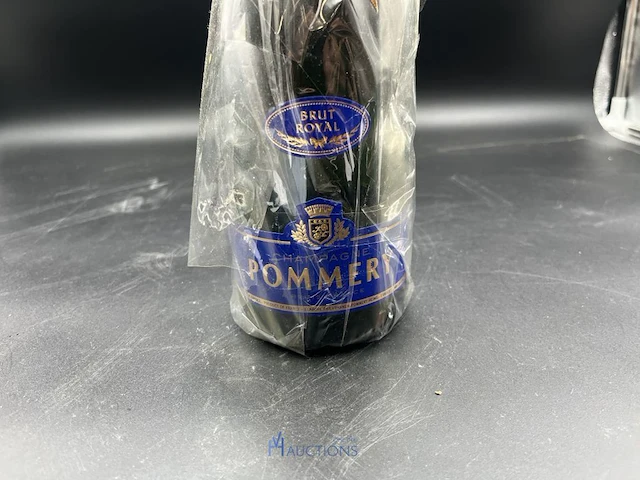 Fles champagne pommery - afbeelding 2 van  2