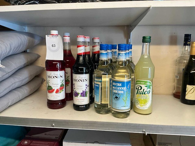 Flessen siropen en cocktailingrediënten (13x) - afbeelding 1 van  6