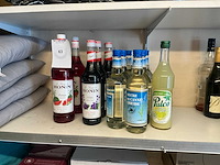 Flessen siropen en cocktailingrediënten (13x) - afbeelding 1 van  6