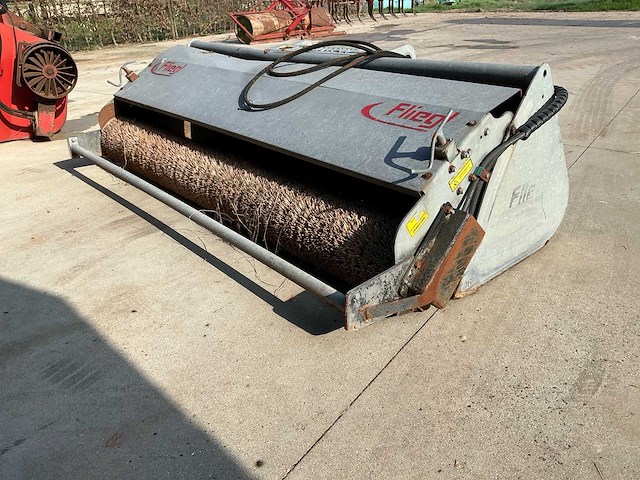 Fliegl borstelmachine - afbeelding 1 van  9