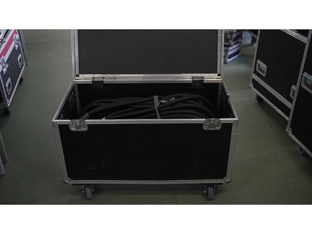 Flightcase 112cm x 52cm height 53 cm - afbeelding 2 van  2