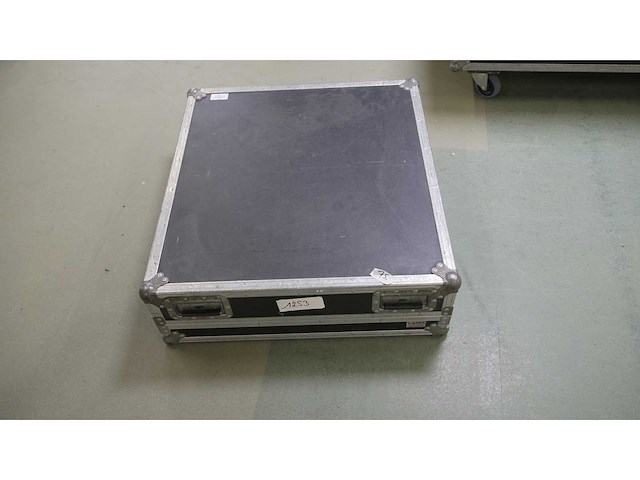 Flightcase 83cm x 70cm height without wheels 25 cm - afbeelding 1 van  2