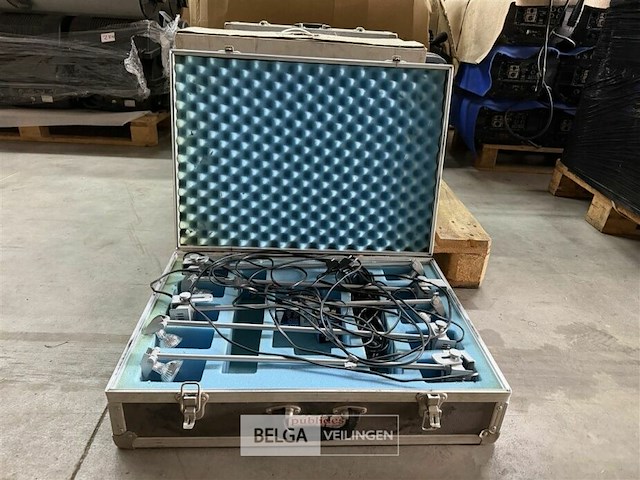 Flightcase met 4x flexibel tafellamp met clip - afbeelding 1 van  5