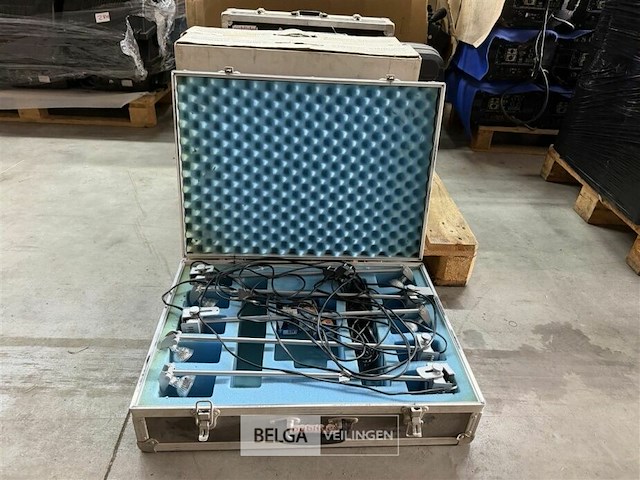 Flightcase met 4x flexibel tafellamp met clip - afbeelding 2 van  5