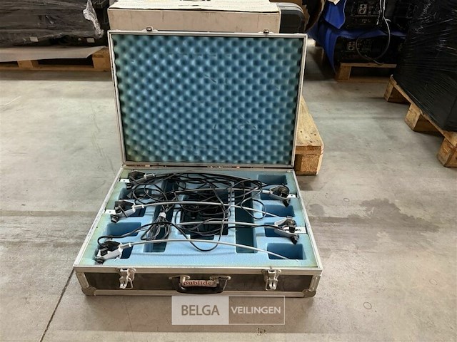 Flightcase met 4x flexibel tafellamp met clip - afbeelding 1 van  4