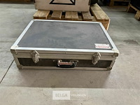 Flightcase met 4x flexibel tafellamp met clip - afbeelding 4 van  4