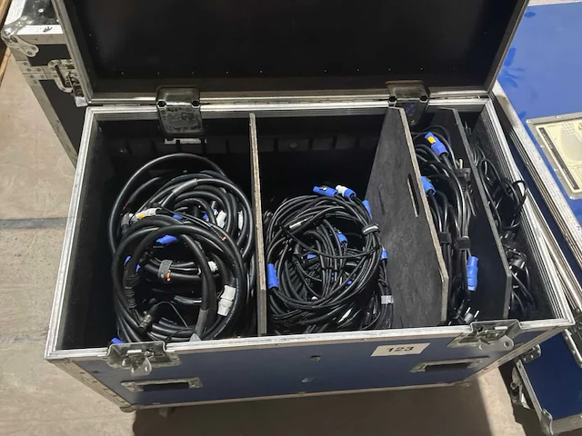 Flightcase met audio en voedingkabels - afbeelding 1 van  5