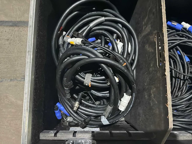 Flightcase met audio en voedingkabels - afbeelding 2 van  5