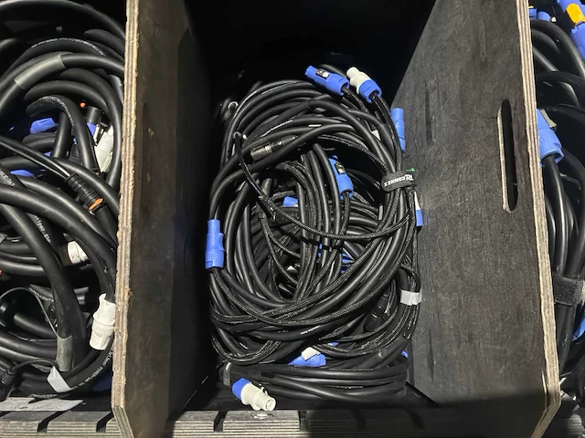 Flightcase met audio en voedingkabels - afbeelding 3 van  5
