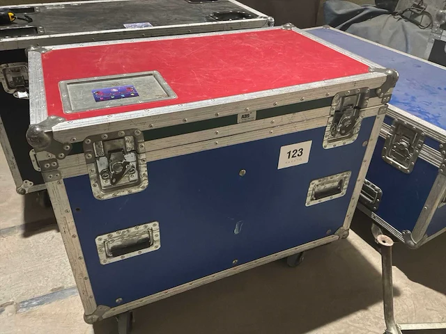 Flightcase met audio en voedingkabels - afbeelding 5 van  5