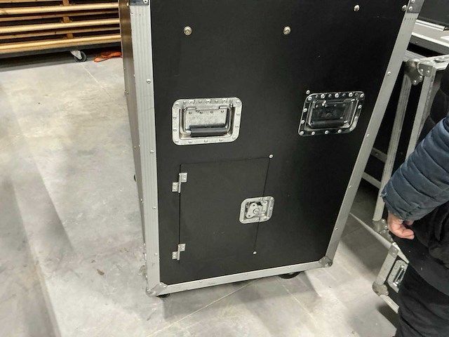 Flightcase met liftsysteem - afbeelding 2 van  6