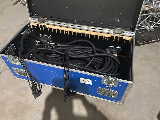 Flightcase met multikabel 50m - afbeelding 1 van  3