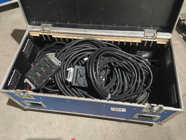 Flightcase met stroomkabels - afbeelding 1 van  4