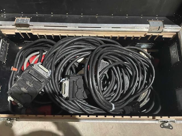 Flightcase met stroomkabels - afbeelding 2 van  4