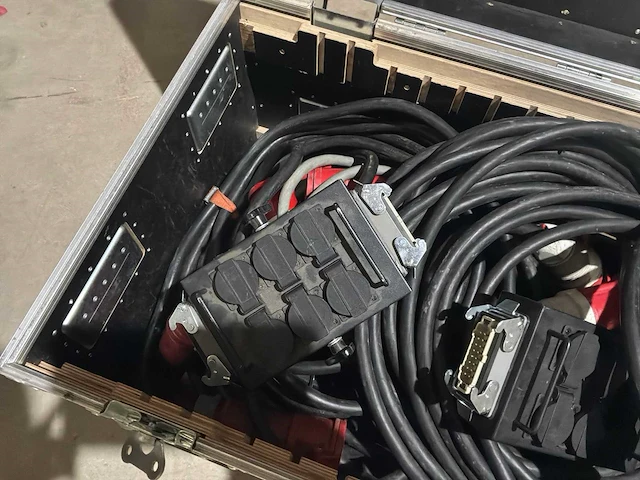 Flightcase met stroomkabels - afbeelding 3 van  4