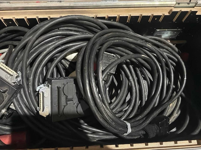 Flightcase met stroomkabels - afbeelding 4 van  4