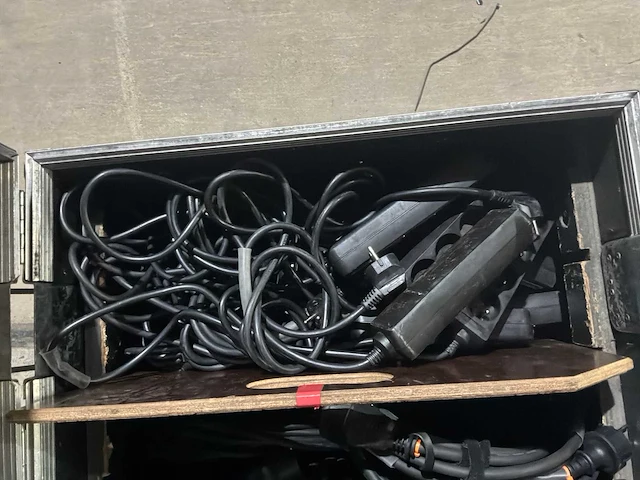 Flightcase met verlengkabels - afbeelding 2 van  6