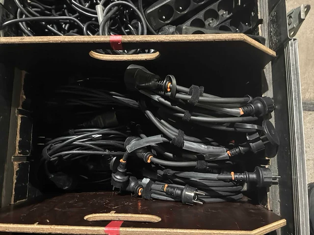 Flightcase met verlengkabels - afbeelding 4 van  6