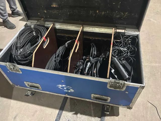 Flightcase met verlengkabels - afbeelding 1 van  6