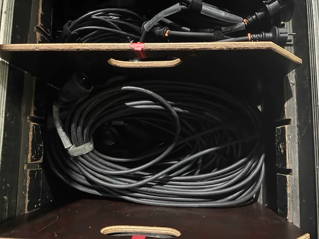 Flightcase met verlengkabels - afbeelding 5 van  6