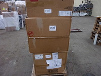 Fluwelen stoel en metalen poten (x8 mix) - afbeelding 8 van  9