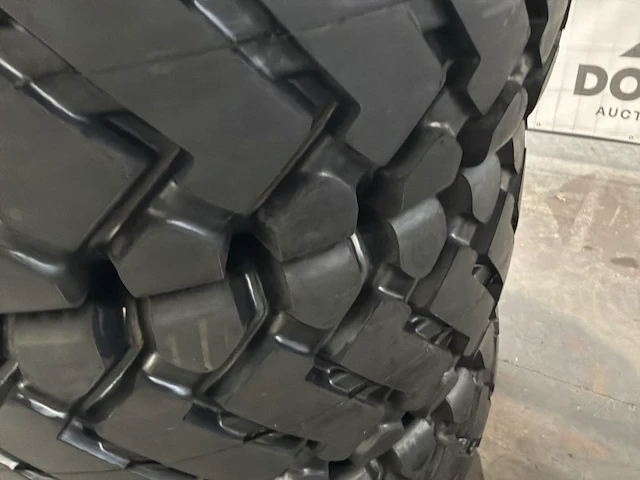Forcestone e-3/l-3 band voor wiellader (4x) - afbeelding 6 van  10