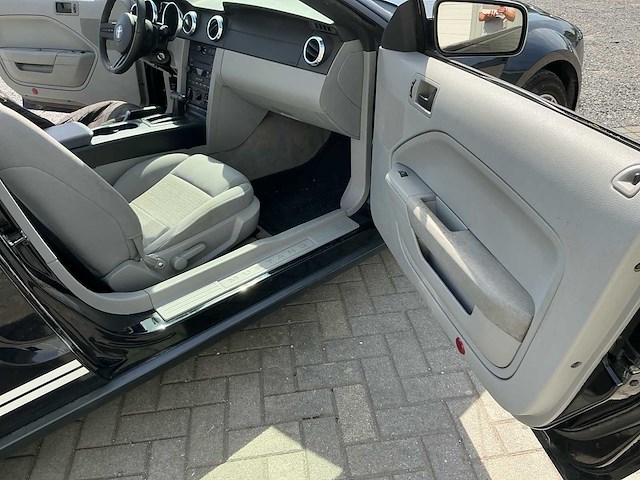 Ford - 2005 - mustang - v6 - personenauto - afbeelding 22 van  33