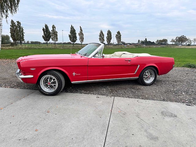 Ford - cabriolet - mustang - oldtimer - afbeelding 15 van  46