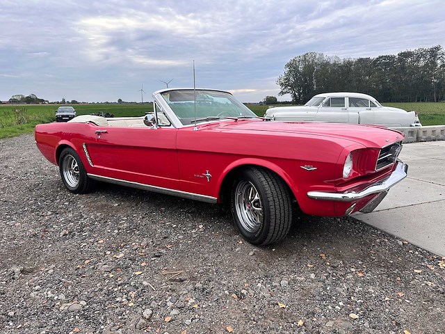 Ford - cabriolet - mustang - oldtimer - afbeelding 22 van  46