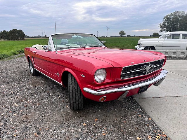 Ford - cabriolet - mustang - oldtimer - afbeelding 24 van  46
