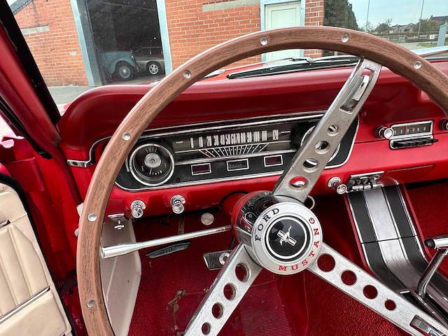 Ford - cabriolet - mustang - oldtimer - afbeelding 37 van  46