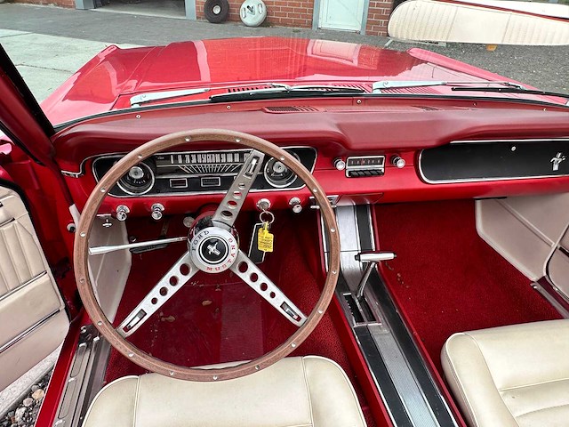 Ford - cabriolet - mustang - oldtimer - afbeelding 38 van  46