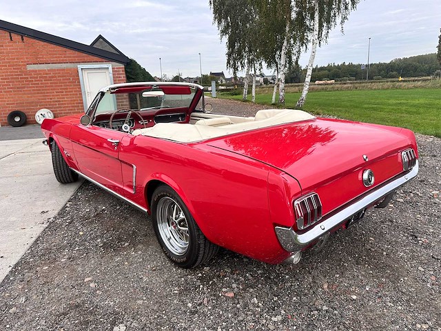 Ford - mustang cabrio - oldtimer - afbeelding 17 van  46