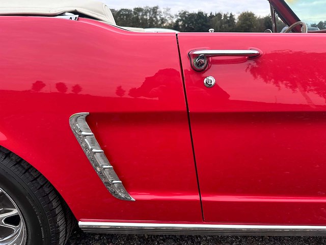 Ford - mustang cabrio - oldtimer - afbeelding 27 van  46