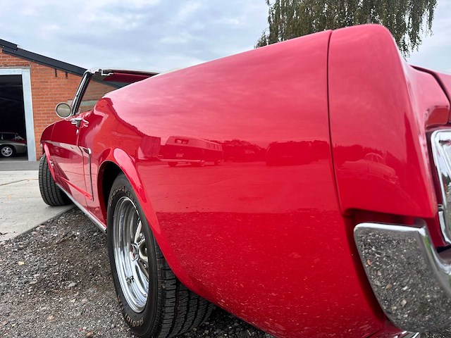 Ford - mustang cabrio - oldtimer - afbeelding 30 van  46