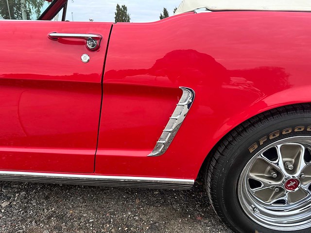 Ford - mustang cabrio - oldtimer - afbeelding 32 van  46