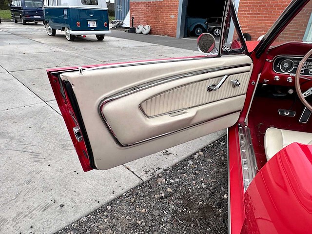 Ford - mustang cabrio - oldtimer - afbeelding 36 van  46
