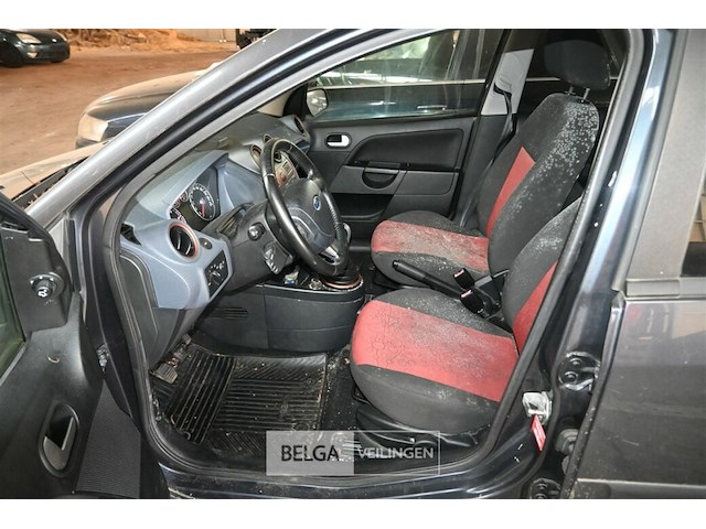 Ford fiesta personenwagen enkel voor vergunninghouders en erkende centra voor verschroting. - afbeelding 9 van  14