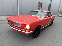 Ford mustang 1966 met doorlopende voorbank