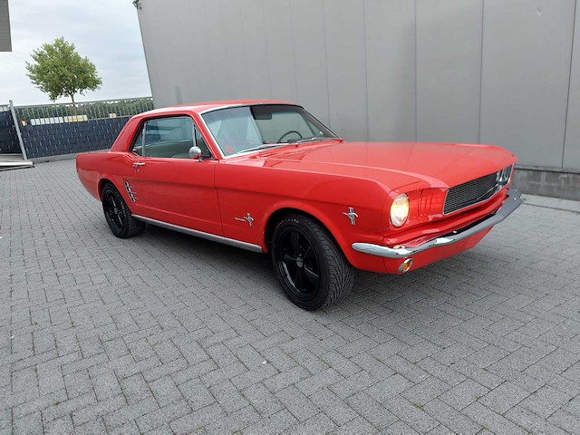 Ford mustang 1966 met doorlopende voorbank - afbeelding 3 van  10