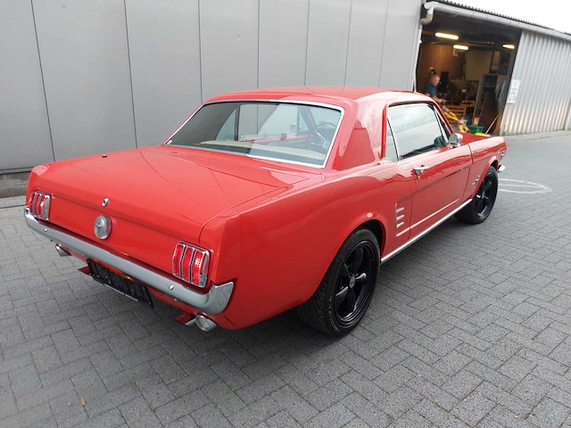 Ford mustang 1966 met doorlopende voorbank - afbeelding 4 van  10