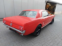 Ford mustang 1966 met doorlopende voorbank - afbeelding 4 van  10