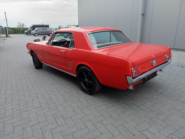 Ford mustang 1966 met doorlopende voorbank - afbeelding 5 van  10