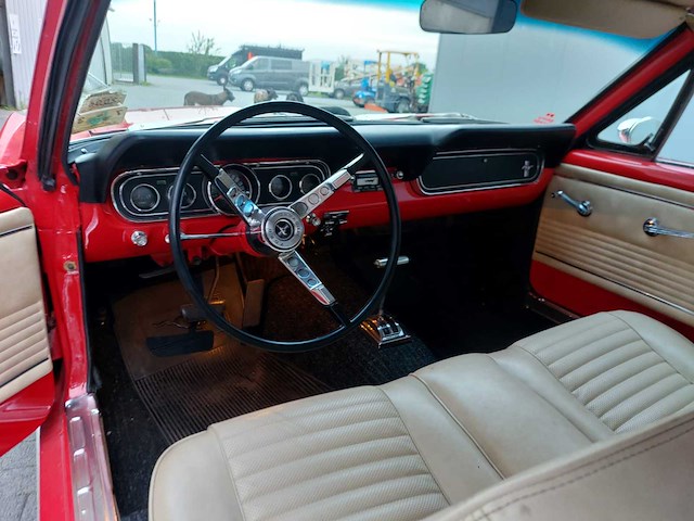 Ford mustang 1966 met doorlopende voorbank - afbeelding 8 van  10